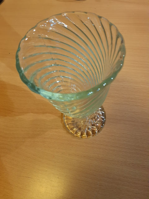 Glasvase med snoet mønsterc